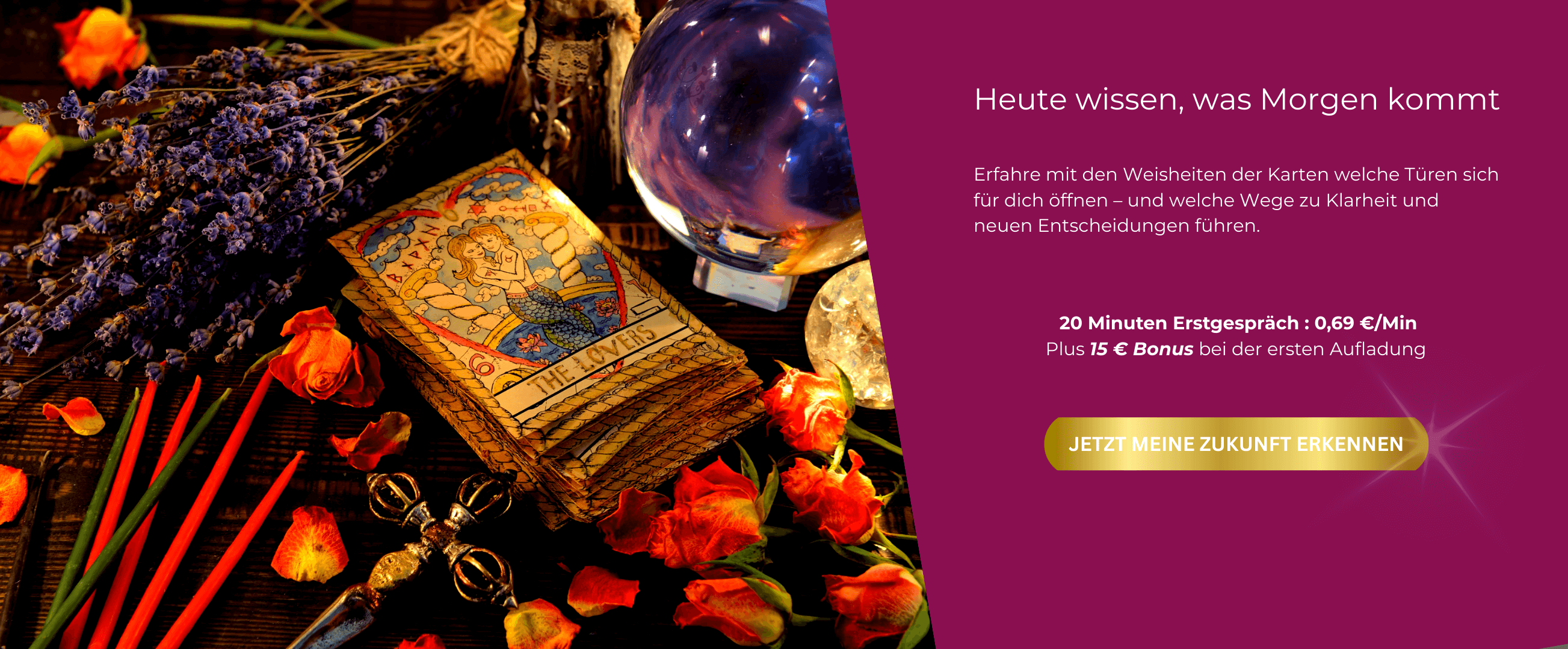 Ein Tisch mit spirituellen Gegenständen: Ein Stapel Tarotkarten mit der Karte „The Lovers“ obenauf, umgeben von lila Lavendelblüten und orangefarbenen Blütenblättern. Rechts daneben liegen eine Kristallkugel und ein klarer Kristallstein. Das Bild vermitte